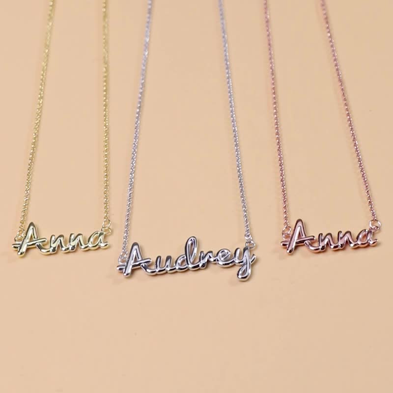 Personalisierte silberne Namensanhänger-Halskette mit individueller Kette