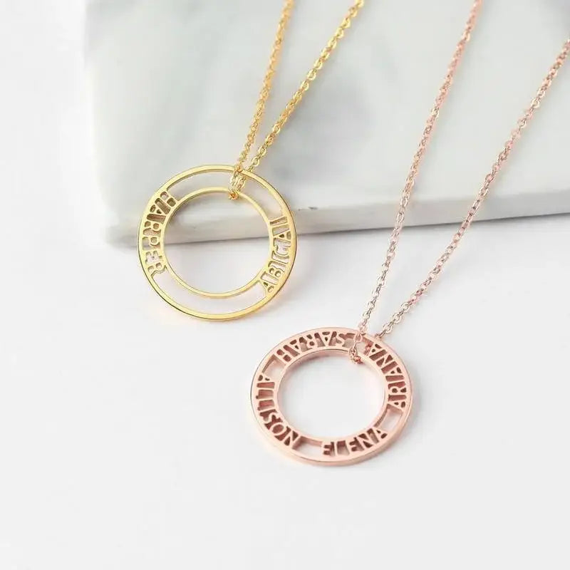 Personalisierte goldene Halskette mit hohlem Namensanhänger für Damen