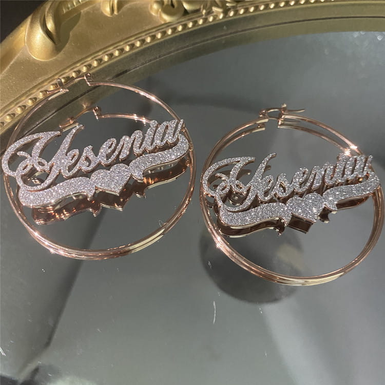 Goldfarbene, 40 mm große, personalisierte Zirkon-Namensohrringe aus Edelstahl