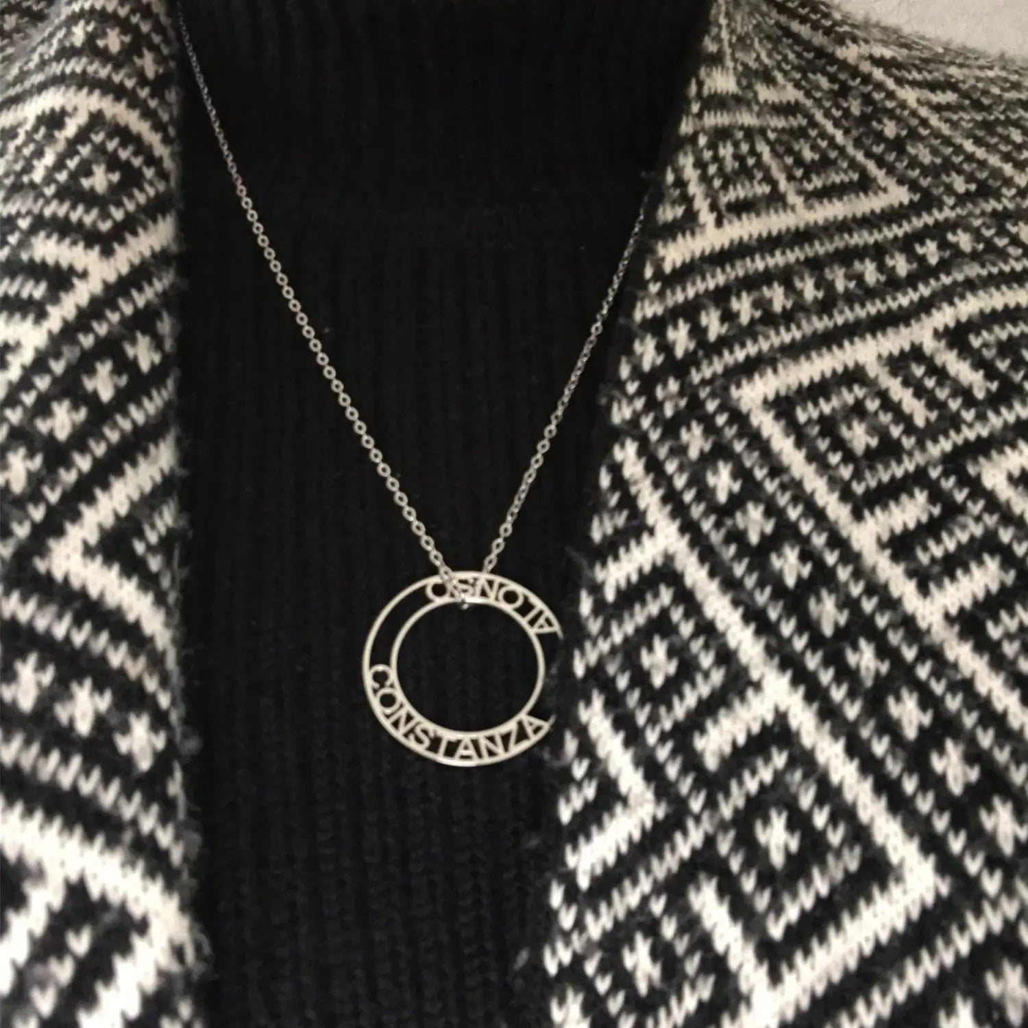 Personalisierte goldene Halskette mit hohlem Namensanhänger für Damen