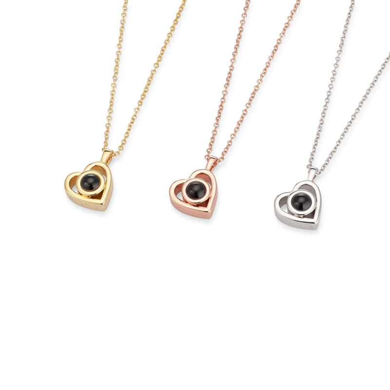 Herzförmige Projektionsketten in Gold, Roségold und Silber mit Bild im Inneren des Anhängers.