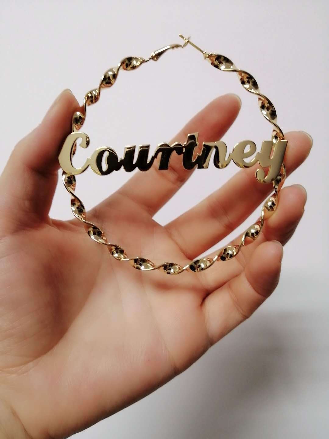 Goldener Creolenohrring mit Courtney-Namensschild aus hochwertigem, individuell gestaltetem Buchstaben-Edelstahl.
