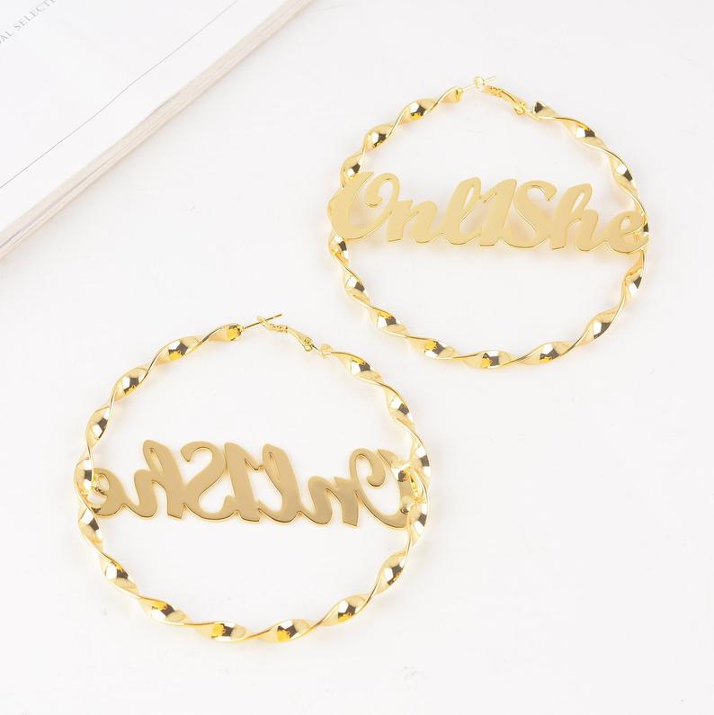 Gedrehte goldene Creolen aus der Sale High-End-Kollektion „Customized Letter Stainless Steel“.