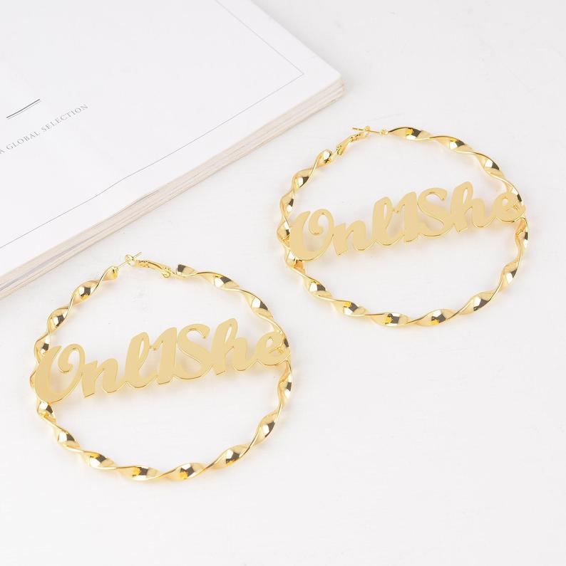 Stilvolle Creolen mit goldenem Namensschild im Angebot für hochwertigen Edelstahl mit individuell gestalteten Buchstaben.