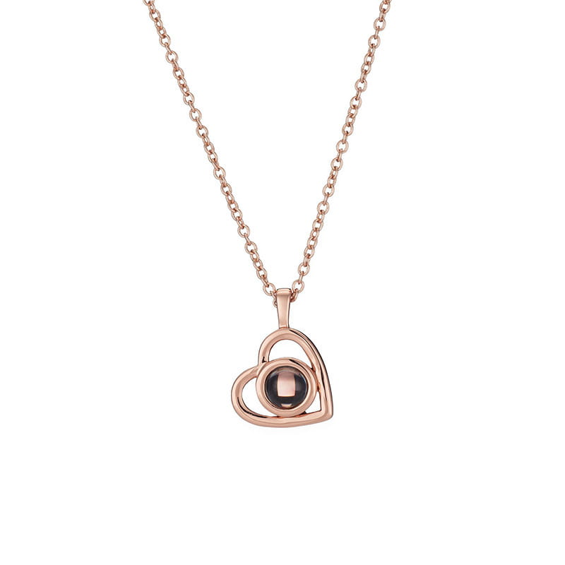 Halskette mit Herzanhänger aus Roségold in einer individuellen Herzfoto-Halskette für das Liebesleben.