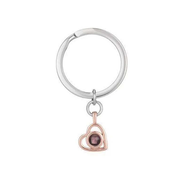Herzförmiger Schlüsselanhänger mit silbernem Ring für eine individuelle Halskette zur Feier des Liebeslebens.