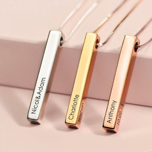 Drei personalisierte Silberketten mit Barren aus der Auswahl an Namensarmbändern und Kettenhalsketten aus Sterlingsilber für Paare.