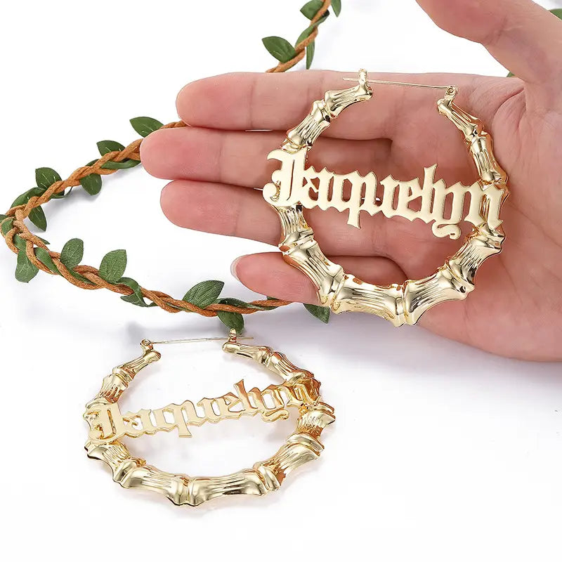 Goldene Bambus-Creolen mit Buchstaben aus Edelstahl mit Beschichtung im Behandlungsprozess