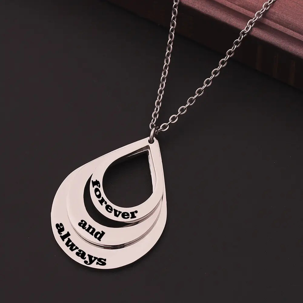 Personalisierte Halskette mit drei Namensbuchstaben aus Edelstahl in Silber