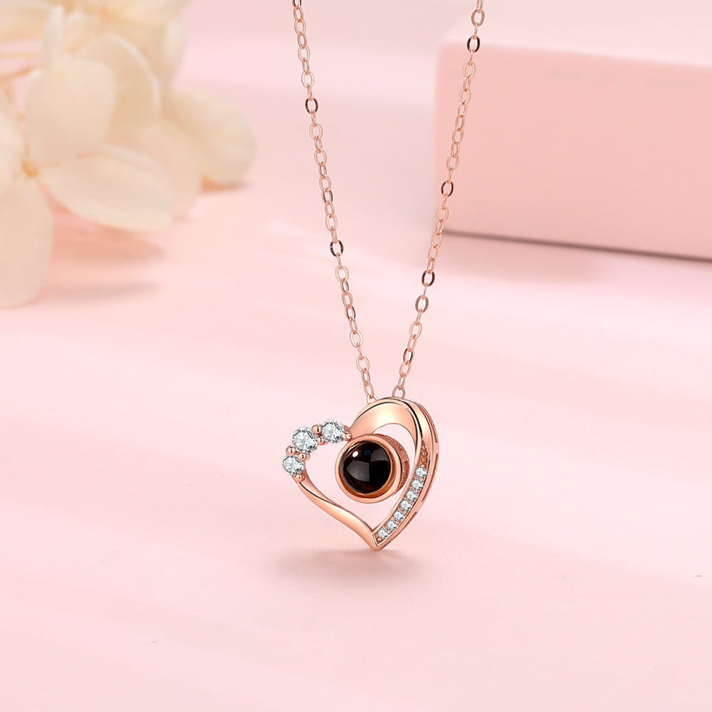 Ich liebe dich in 100 Sprachen, Silberkette mit drei Diamanten
