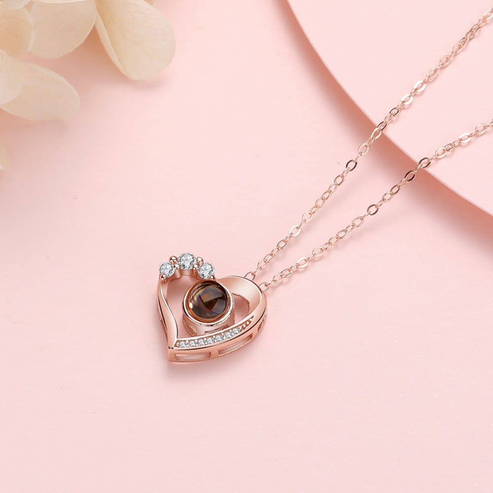 Ich liebe dich in 100 Sprachen, Silberkette mit drei Diamanten
