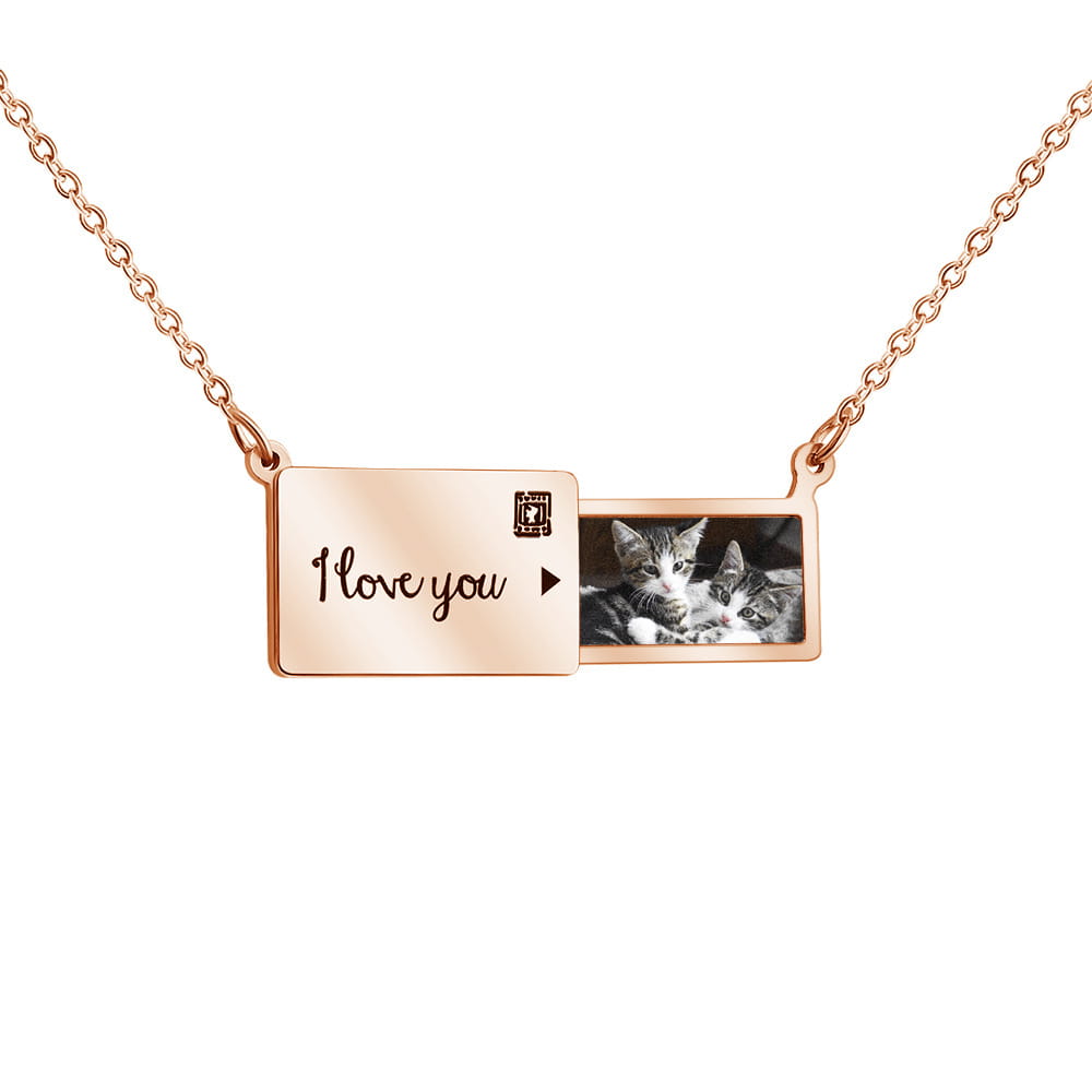 Halskette mit Anhänger in Roségold mit herausziehbarer Fotobox und einzigartiger Funktion zum Herausziehen von Fotos.