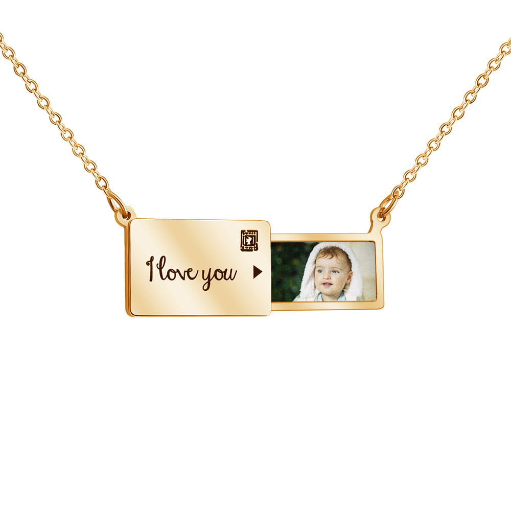 Goldene Halskette mit einem Fotobox-Anhänger in einer ausziehbaren Halskette mit Fotobox-Anhänger aus Roségold.