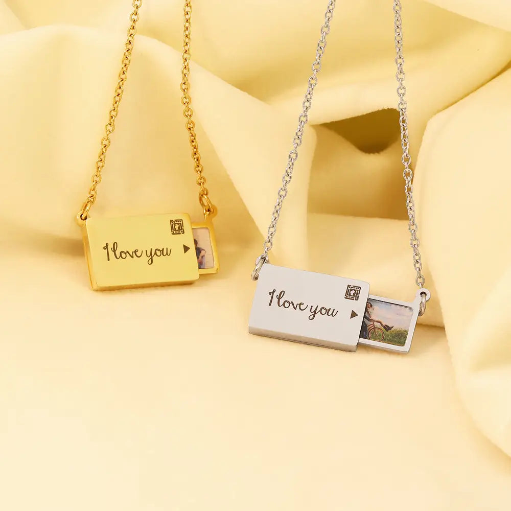 Zwei rechteckige „I love you“-Fotobox-Anhänger im ausziehbaren Fotobox-Halskettenset in Roségold.