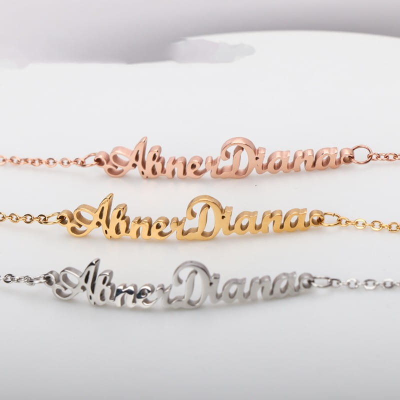 Personalisierte Namensohrringe in Silber und Roségold
