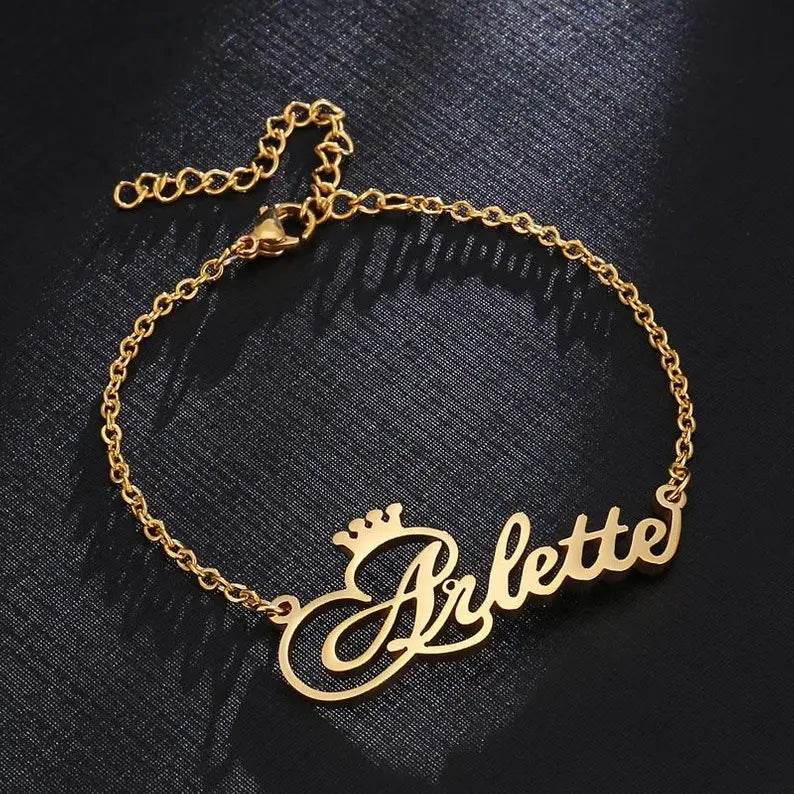 Gold-colored name bracelet in stainless steel, perfect for personalized style.
