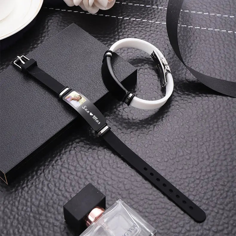 Personalisierte Paararmbänder aus Titanstahl mit Gravur für ein bedeutungsvolles Geschenk.
