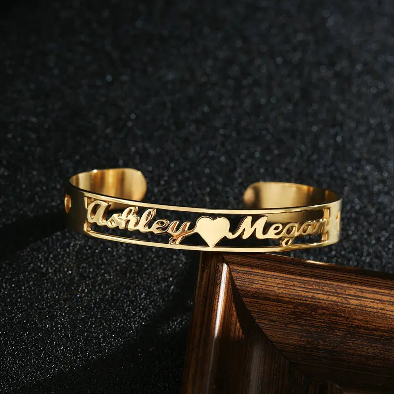 Einzigartiges, personalisiertes Armband aus goldfarbenem Edelstahl für einen individuellen Schmuckstil.