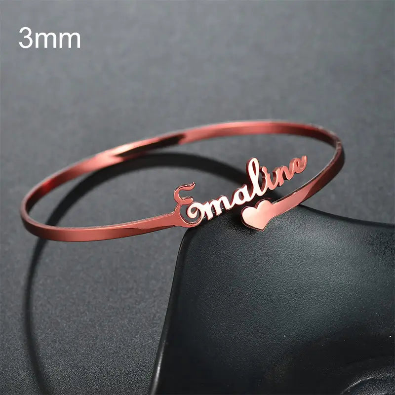 Namensarmband aus Roségold, ein einzigartiges, individuelles Armreif aus Edelstahl für personalisierten Schmuck.
