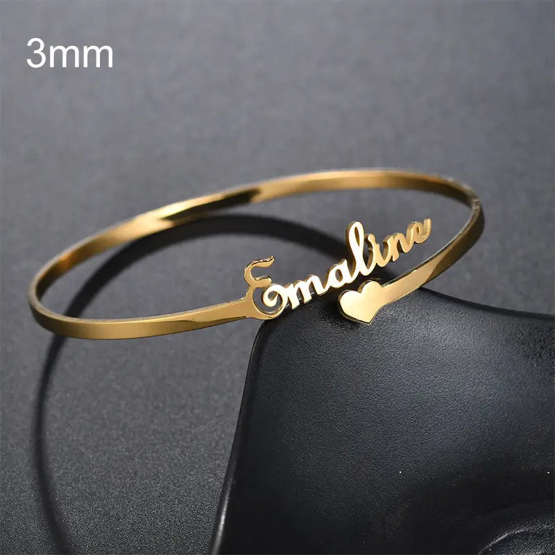 Goldfarbenes, personalisiertes Namensarmband aus Edelstahl, ein einzigartiges Armband für individuellen Stil.