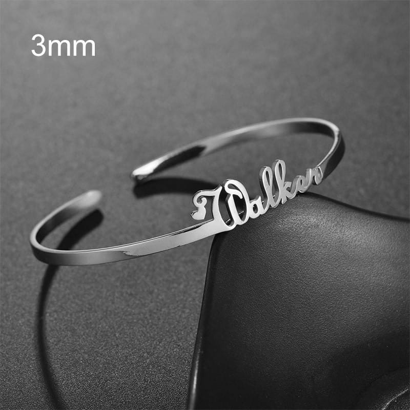 Silberfarbenes, personalisiertes Namensarmband aus Edelstahl, ein einzigartiges Armband zur Personalisierung.