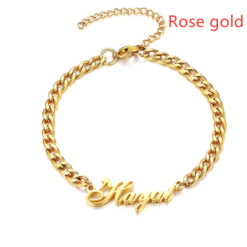 Personalisiertes Namensarmband aus Titanstahl in Roséfarbe im individuellen Stil
