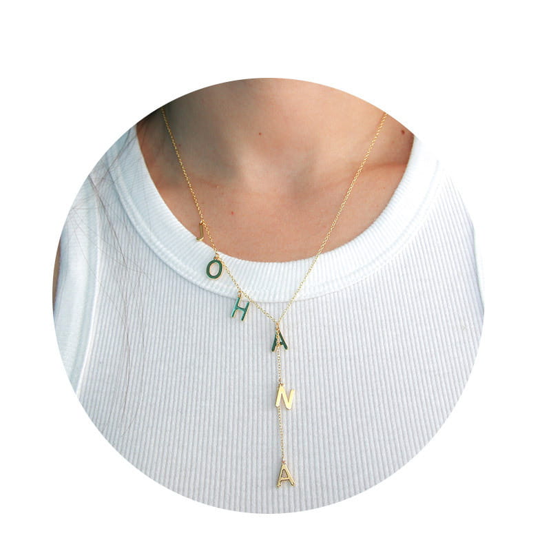 Stilvolle Lariat-Namenskette mit Y-Anhänger in zierlichen Blasenbuchstaben