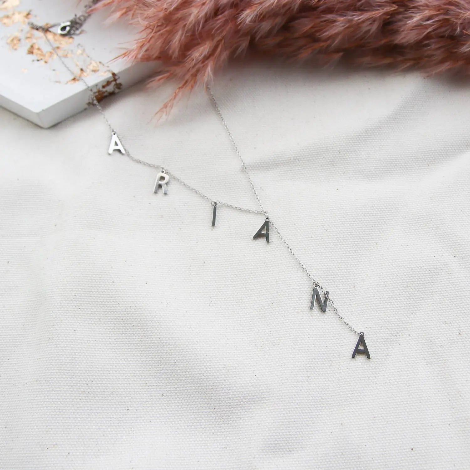 Stilvolle Lariat-Namenskette mit Y-Anhänger in zierlichen Blasenbuchstaben