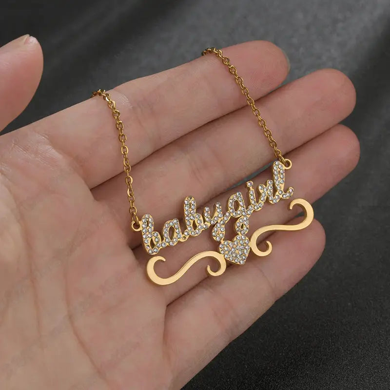 Goldene Damenhalskette mit Herz-Diamant-Buchstaben und Strasssteinen für einen stilvollen Look.