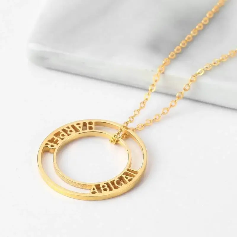Personalisierte goldene Halskette mit hohlem Namensanhänger für Damen