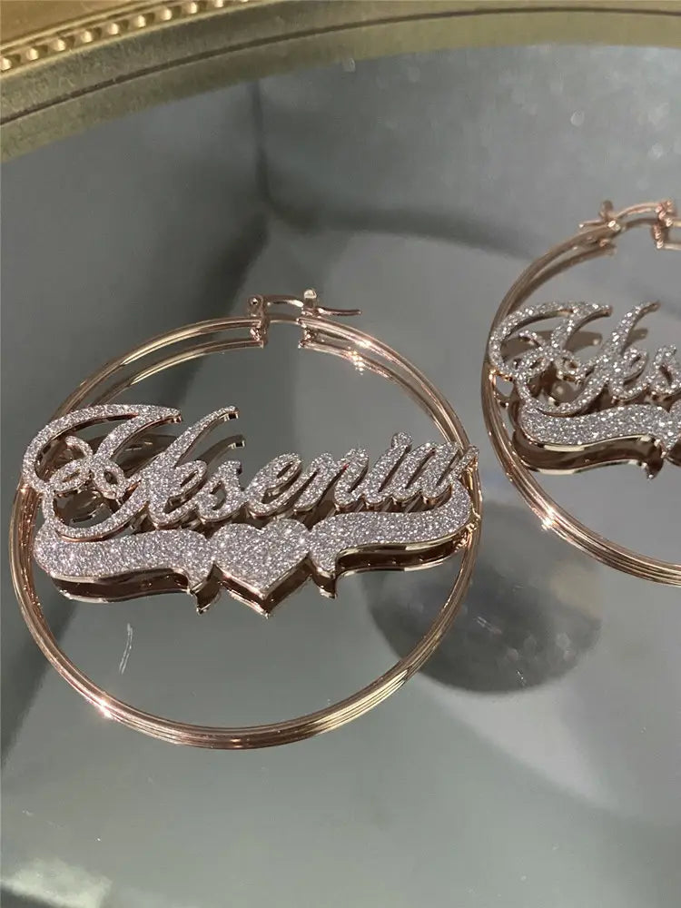 Goldfarbene, 40 mm große, personalisierte Zirkon-Namensohrringe aus Edelstahl