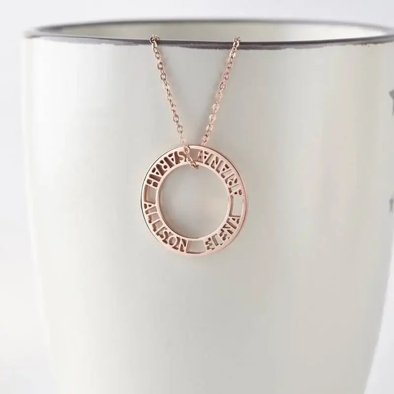 Personalisierte goldene Halskette mit hohlem Namensanhänger für Damen