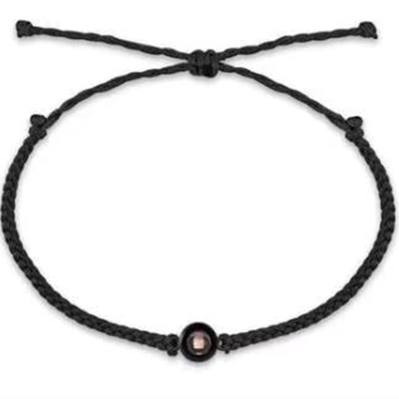 Schwarzes geflochtenes Armband mit einer zentralen Perle in einem personalisierten Fotoprojektionsarmband.