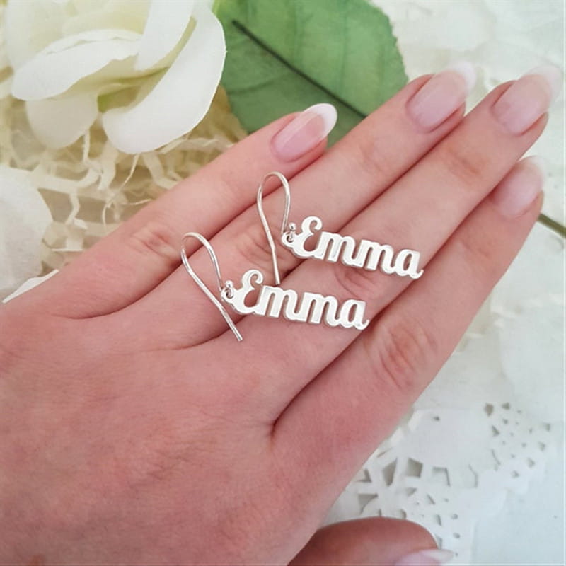 Personalisierte vertikale Namensohrringe aus goldenem Edelstahl für Damen