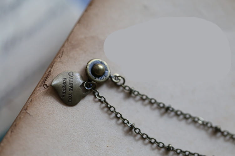 Gold Heart-Shaped Pendant Necklace with Multilayer Photo Box Frame