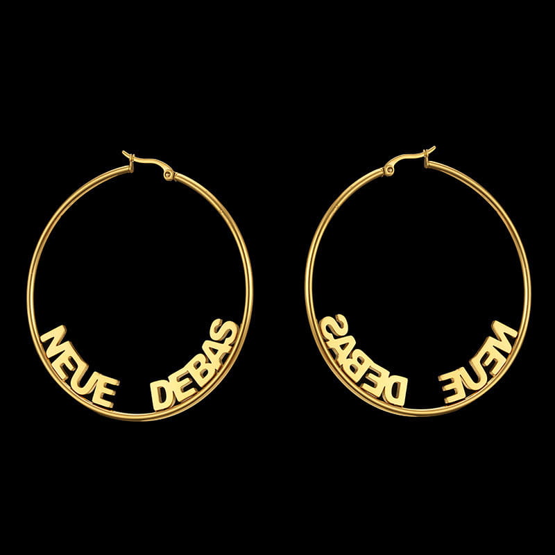 Personalisierte Buchstabenohrringe aus Edelstahl in Stahlfarbe und Gold