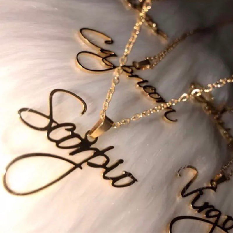 Personalisierte Privatecustom-Halsketten mit Sternzeichen aus goldenem Edelstahl strahlen Eleganz aus.