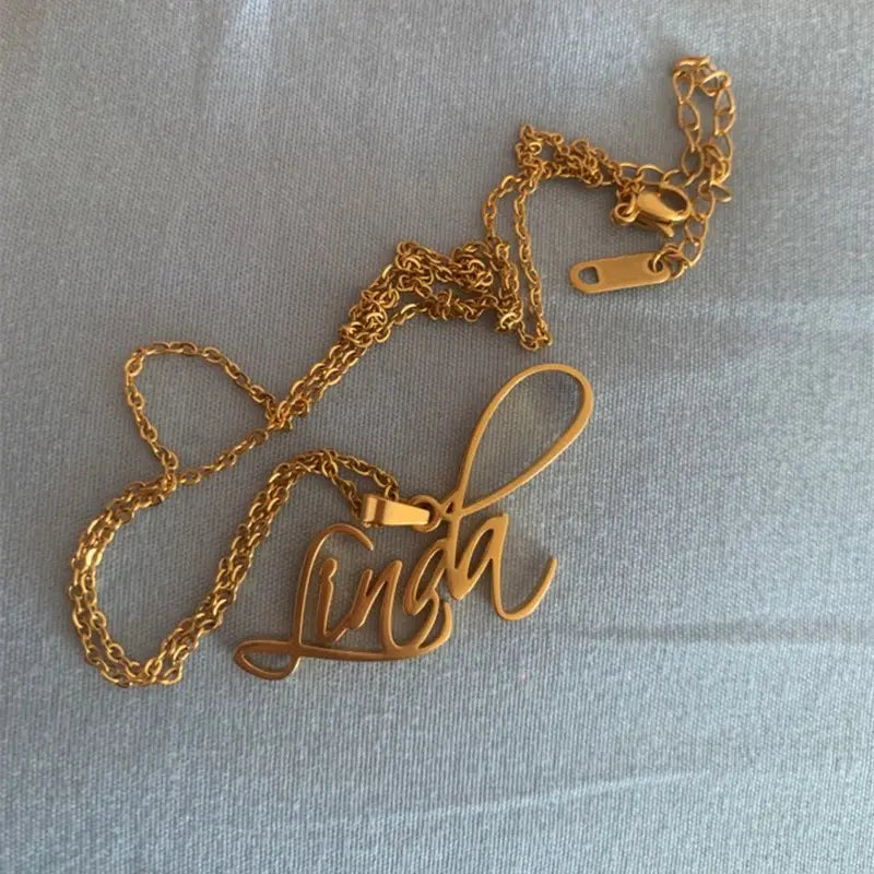 Goldfarbene Halskette mit Linda-Namensschild in personalisiertem, individuellem Design aus goldfarbenem Edelstahl.