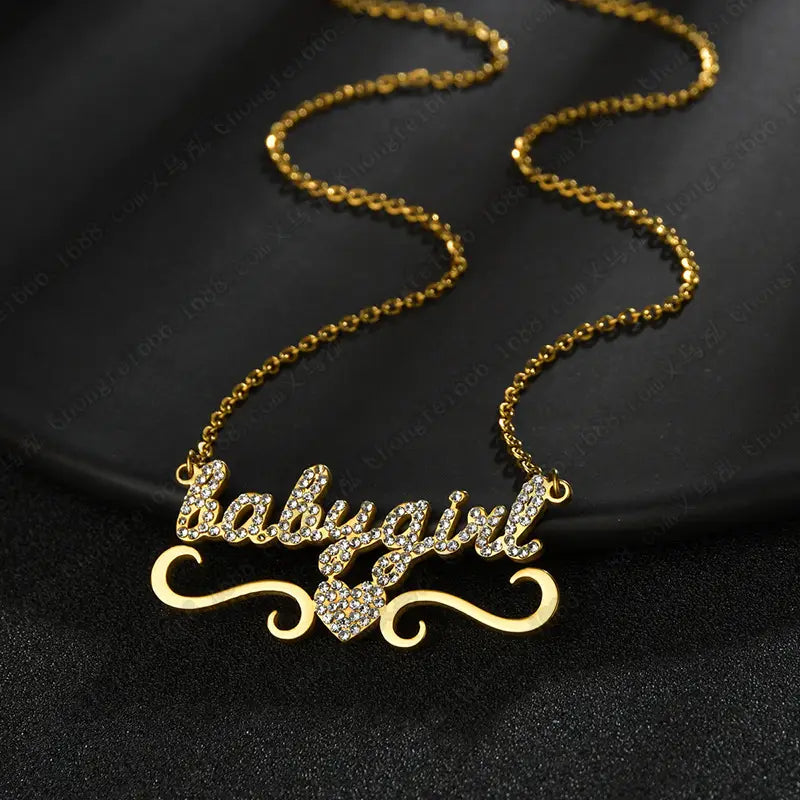 Goldene Babygirl-Namensschild-Halskette mit herzförmigem Diamanten für Damen