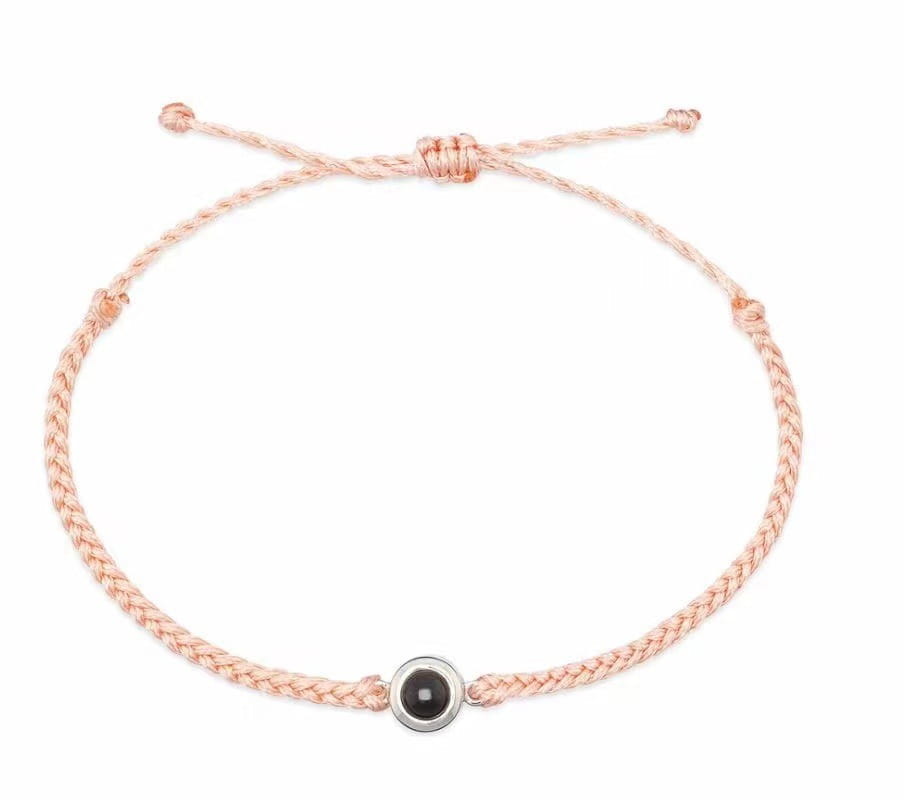 Pfirsichfarbenes geflochtenes Armband mit dunklem Charme, perfektes personalisiertes Geschenk mit Fotoprojektion.