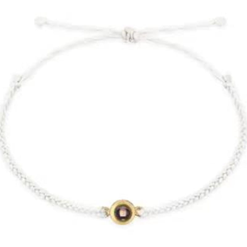 Weißes geflochtenes Armband mit zentraler Perle vom Personalized Photo Projection Bracelet.