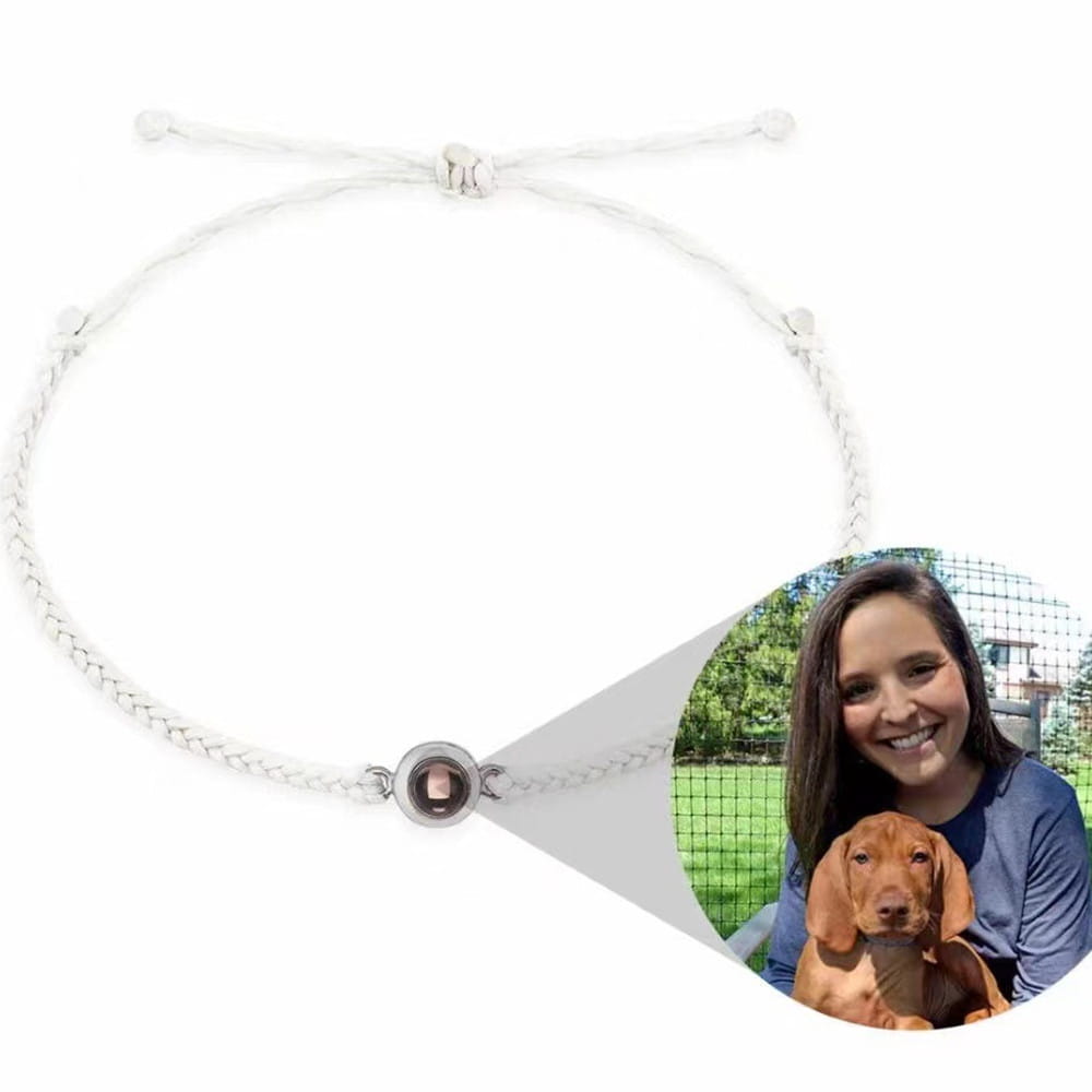 Weißes geflochtenes Armband mit einem Foto-Anhänger für eine personalisierte Fotoprojektion.