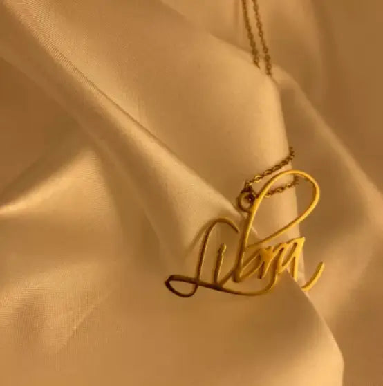 Goldene Halskette mit Waage-Anhänger in personalisiertem, individuellem Edelstahldesign.