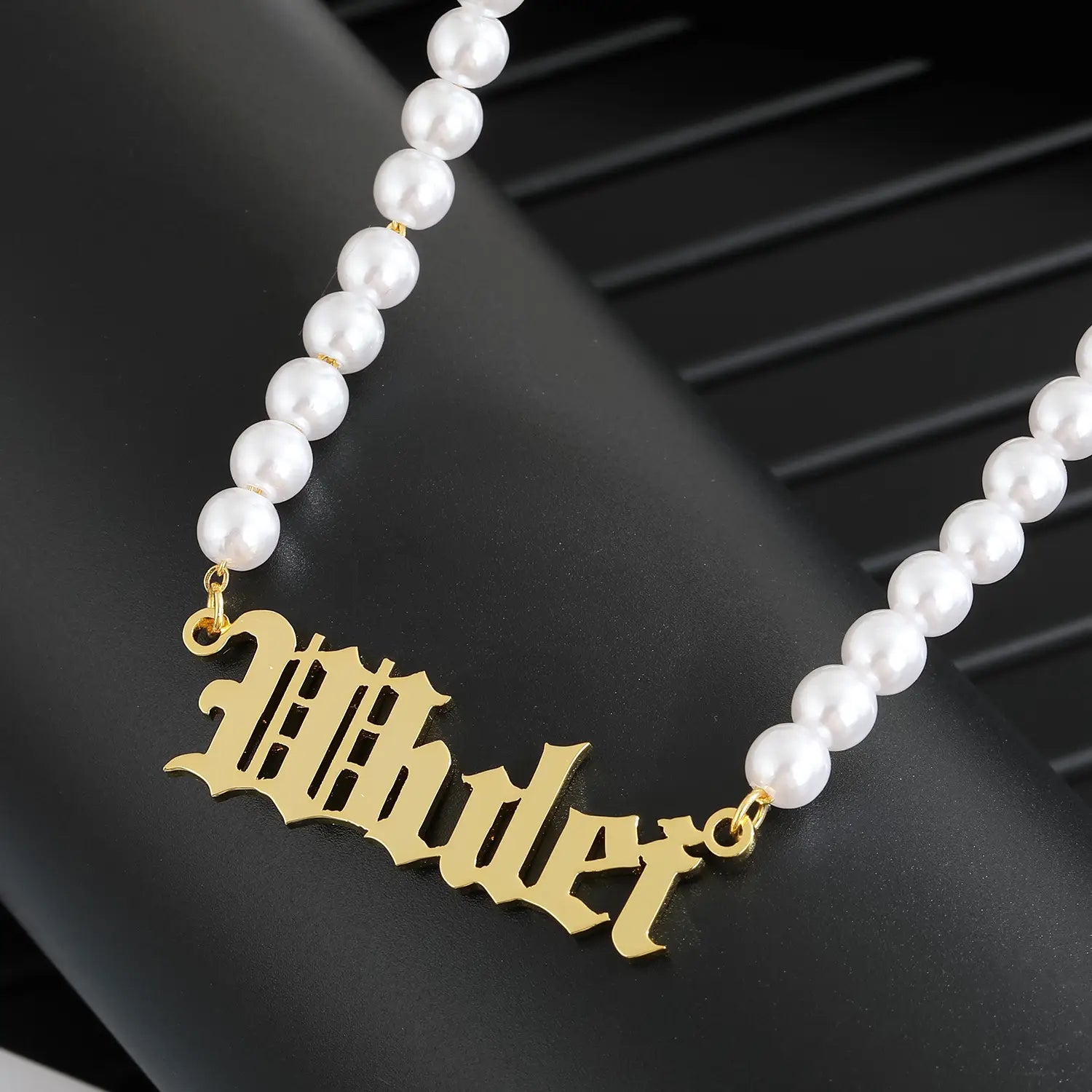 Perlenkette mit individuellem Namen aus Edelstahl im Ins-Stil