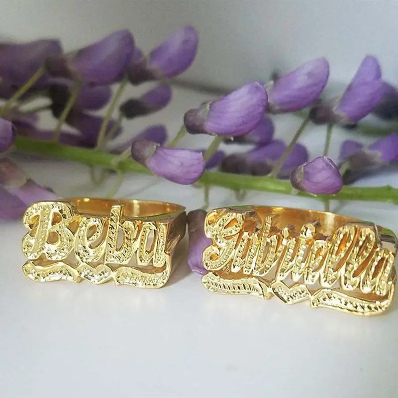 Goldene Namensringe für Männer und Frauen in einem zweifarbigen Silberring mit persönlichem Namen, einzeln verpackt.
