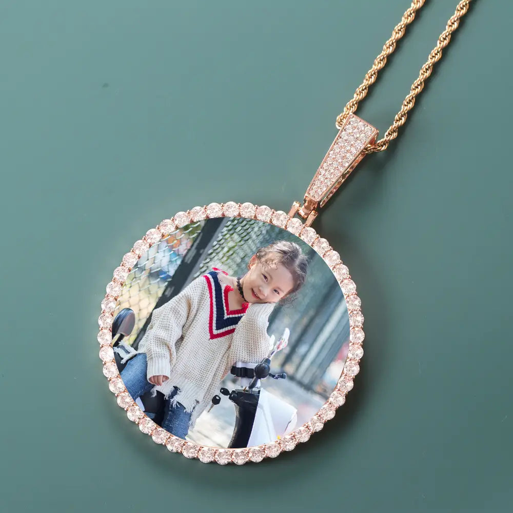 Runde Halskette mit Fotoanhänger im Design einer selbstgestalteten Foto-Gedenkkette für Damen.