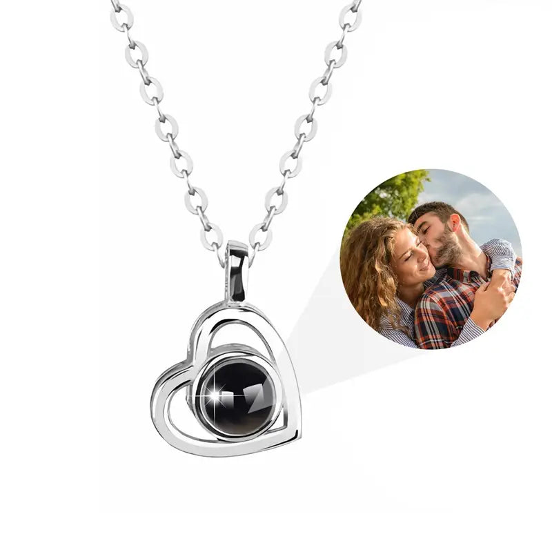 Individuelle Herz-Foto-Halskette mit Liebesprojektion in Silber für ein bedeutungsvolles Geschenk.