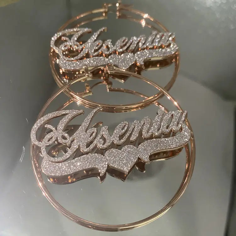 Goldfarbene, 40 mm große, personalisierte Zirkon-Namensohrringe aus Edelstahl