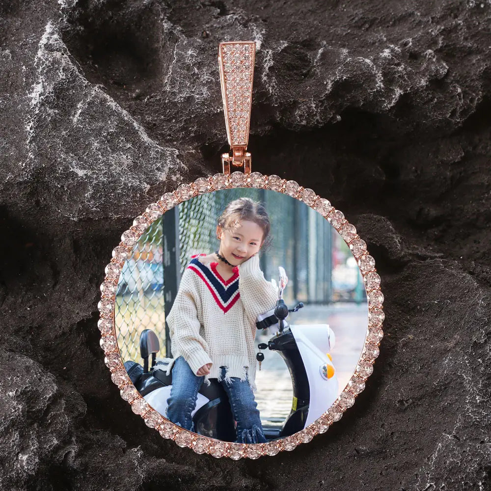 Roségoldener Fotoanhänger in einer DIY-Foto-Gedenkkette für Damen mit Diamanträndern