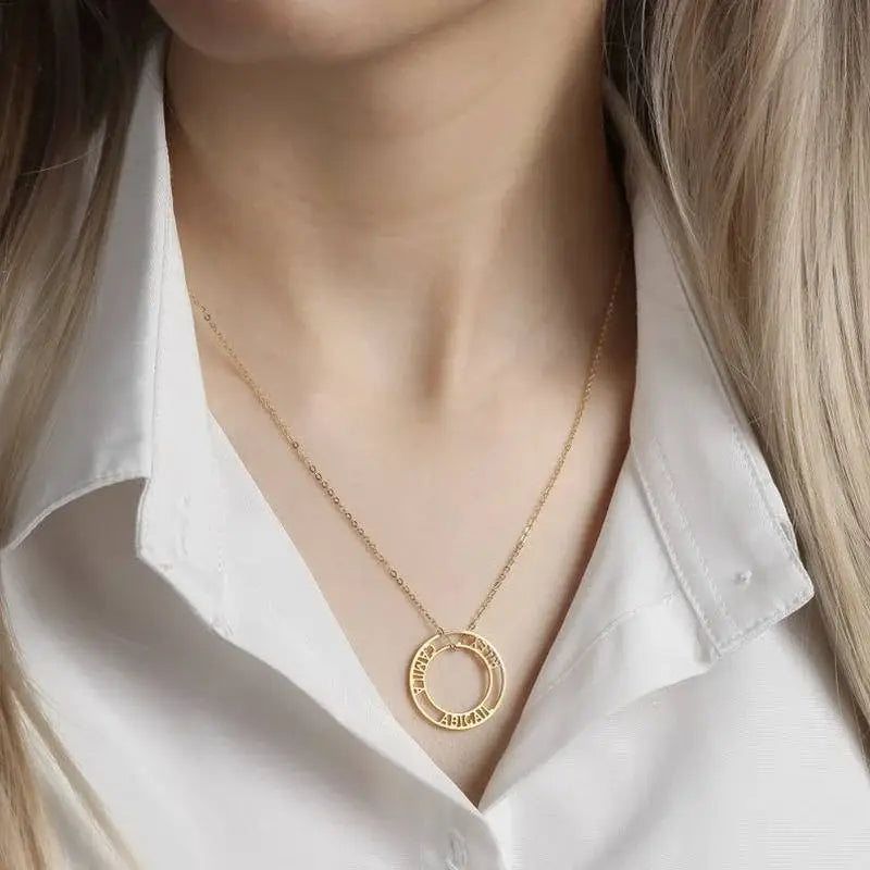 Personalisierte goldene Halskette mit hohlem Namensanhänger für Damen